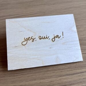 Houten wenskaart - Yes, oui, ja!