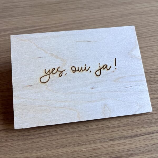 Houten wenskaart - Yes, oui, ja!