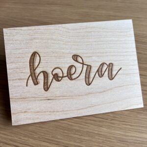 Houten wenskaart - Hoera